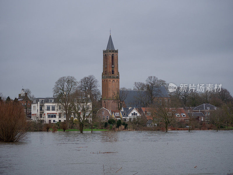 荷兰- 2023年12月30日，阿隆根:下莱茵河淹没平原中的教堂